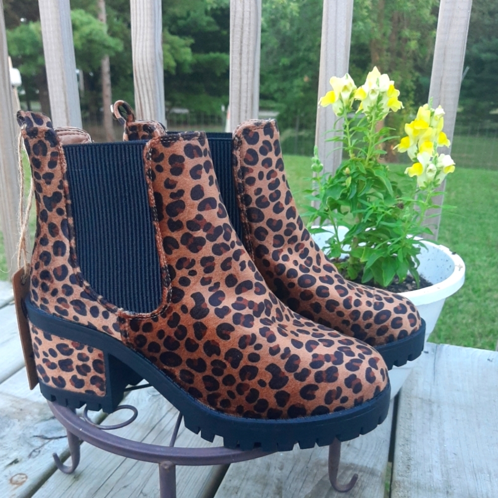 Seven7 for all Mankind leopard booties